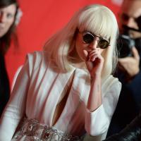 Lady Gaga : sobre mais décolletée pour un gala de charité