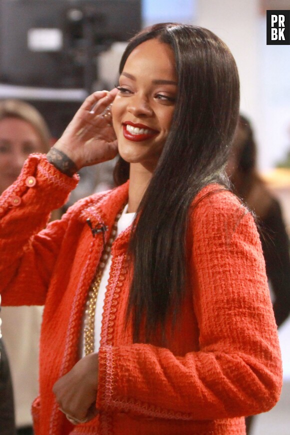 Rihanna : cheveux lisses et tailleur Chanel pour Good Morning Amercia, le 29 janvier 2014 à New-York