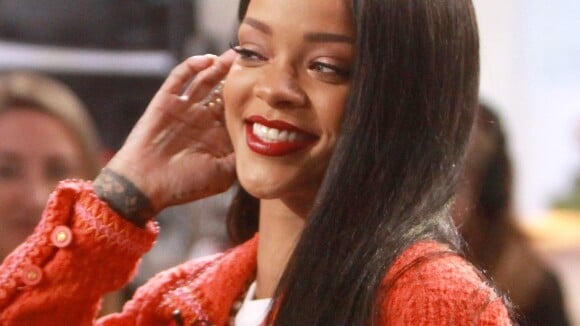 Rihanna : cheveux lisses et look sage à New-York
