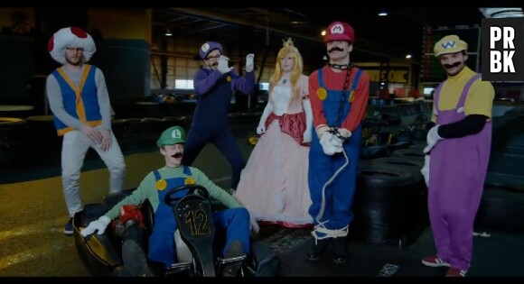 Noman, La Ferme Jérôme, Hugo Tout Seul, Cyprien déguisés en personnages du jeu vidéo Mario Bros