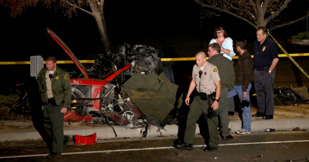 Les photos de l'accident de voiture de l'acteur Paul Walker, mort le 30 novembre 2013 Purebreak Les photos de l'accident de voiture de l'acteur Paul Walker, mort le 30 novembre 2013 Purebreak