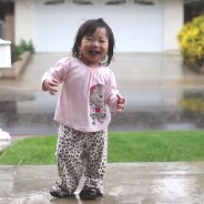 [VIDÉO] Trop mignon : cette petite fille découvre la pluie pour la première fois