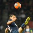 Zlatan Ibrahimovic tente un geste acrobatique face à l'OM, le 2 mars 2014 au Parc des Princes