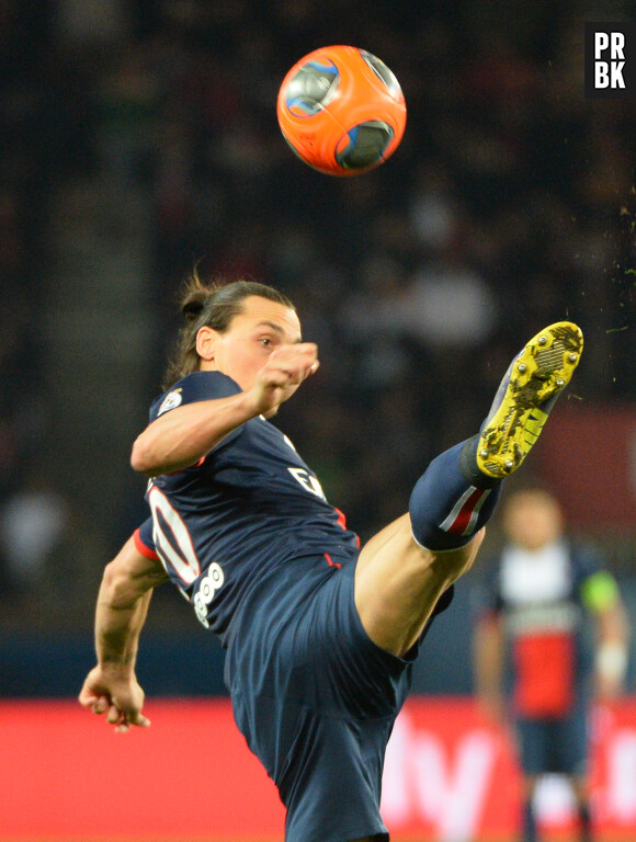 Zlatan Ibrahimovic tente un geste acrobatique face à l'OM, le 2 mars 2014 au Parc des Princes