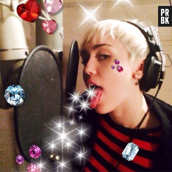 Miley Cyrus vomit des diamants pendant l'enregistrement d'une reprise des Beatles