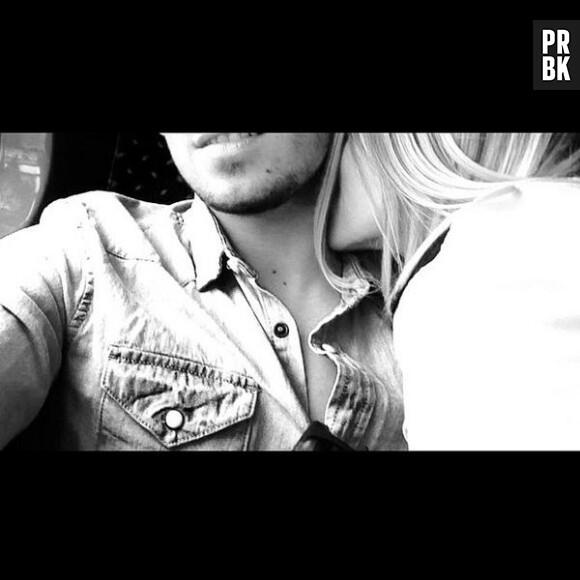 Photo Alexia Mori en couple bisou dans le cou sur Instagram (mars 2014) PureBreak