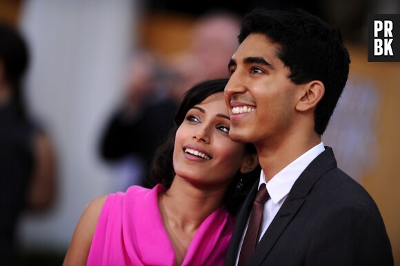 Freida Pinto et Dev Patel souriants et glamours au SAG Awards 2013