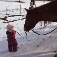 [VIDÉO] La balade de cette petite fille avec son cheval va vous faire fondre