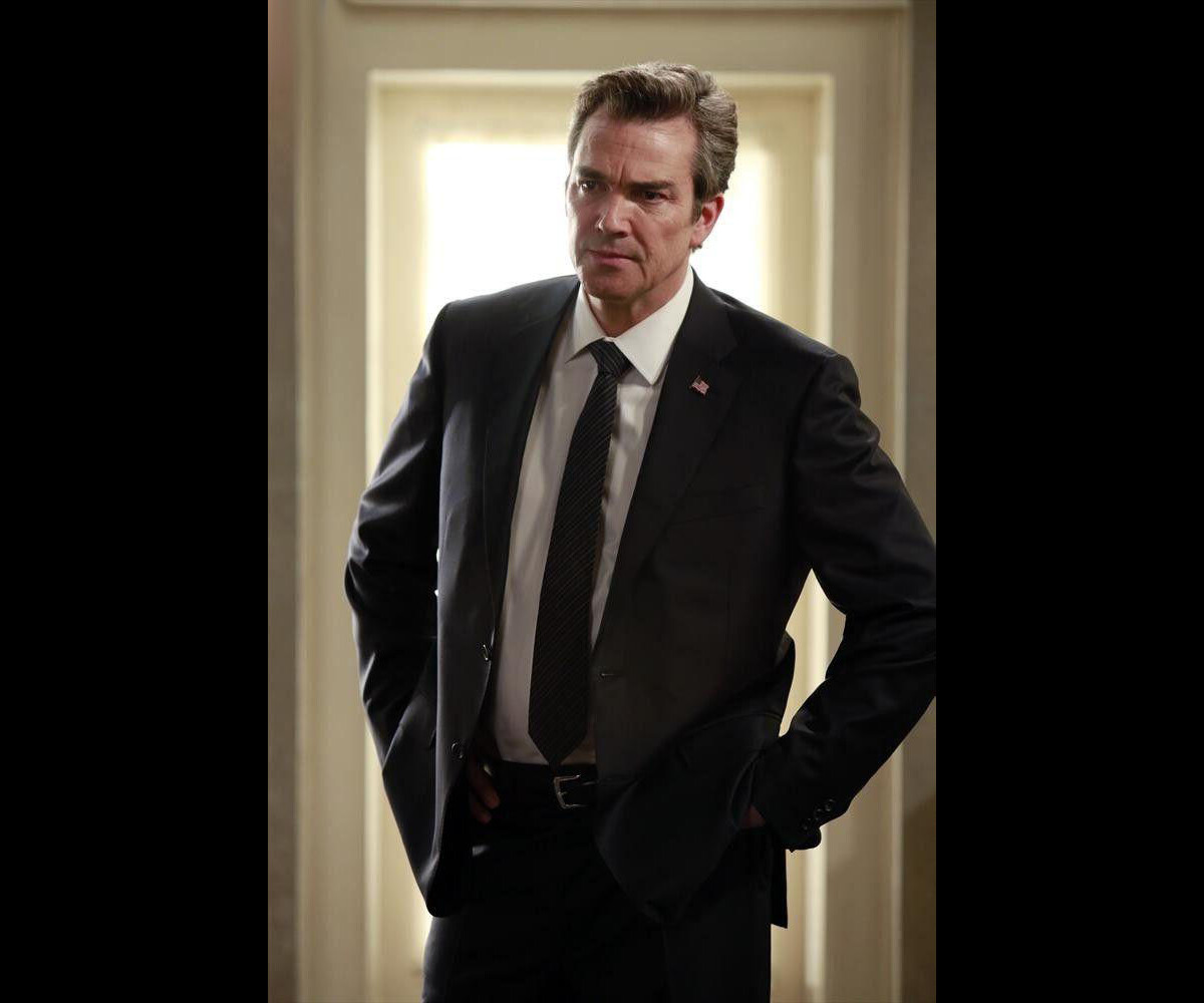 Photo : Scandal saison 3, épisode 18 : Andrew sur une photo du final