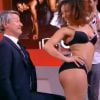Antoines De Caunes face à une strip-teaseuse