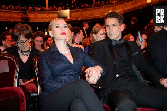 Scarlett Johansson et Romain Dauriac main dans la main pendant les César 2014
