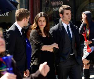 The Originals saison 1, épisode 20 : Klaus, Hayley et Elijah sur une photo