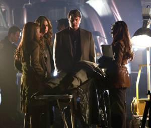 Castle saison 6, épisode 22 : le Capitaine Gates, Kate, Castle et Lanie sur une photo