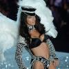 Adriana Lima défile pour Victoria's Secret, le mercredi 13 novembre 2013 à New-York