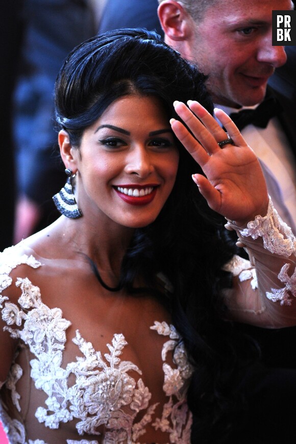 Ayem Nour glamour sur le tapis rouge du Festival de Cannes, le 16 mai 2014