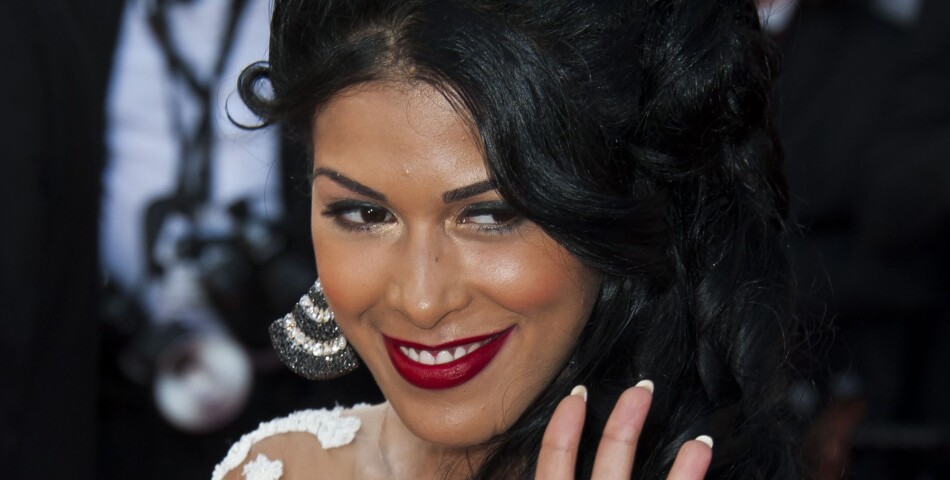  Ayem Nour salue les photographes sur le tapis rouge du Festival de Cannes, le 16 mai 2014 