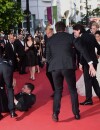  Sc&egrave;ne de m&ecirc;l&eacute;e sur le tapis rouge du Festival de Cannes, le 16 mai 2014 