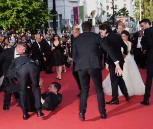 Sc&egrave;ne de m&ecirc;l&eacute;e sur le tapis rouge du Festival de Cannes, le 16 mai 2014