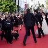 Un homme maîtrisé par les services de sécurité après s'être incrusté sur le tapis rouge du Festival de Cannes, le 16 mai 2014