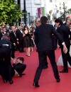  Un homme ma&icirc;tris&eacute; par les services de s&eacute;curit&eacute; apr&egrave;s s'&ecirc;tre incrust&eacute; sur le tapis rouge du Festival de Cannes, le 16 mai 2014 
