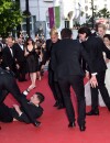 America Ferrera effray&eacute;e apr&egrave;s avoir &eacute;t&eacute; attaqu&eacute;e sur le tapis rouge du Festival de Cannes, le 16 mai 2014 