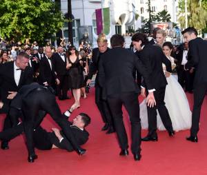America Ferrera effray&eacute;e apr&egrave;s avoir &eacute;t&eacute; attaqu&eacute;e sur le tapis rouge du Festival de Cannes, le 16 mai 2014