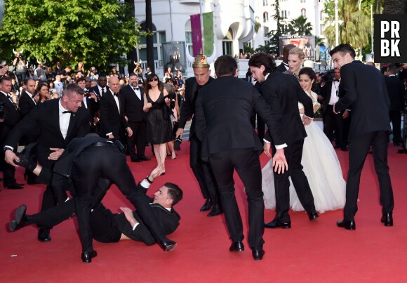 America Ferrera effrayée après avoir été attaquée sur le tapis rouge du Festival de Cannes, le 16 mai 2014