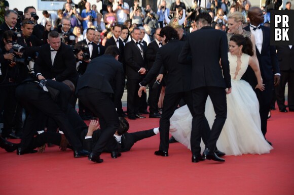 America Ferrera : un intrus a tenté de l'attaquer sur le tapis rouge du Festival de Cannes, le 16 mai 2014