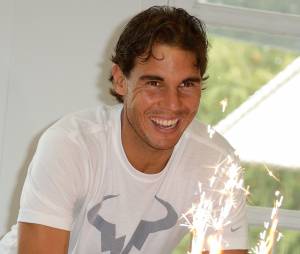 Rafael Nadal souriant pour f&ecirc;ter ses 28 ans &agrave; Roland Garros 2014