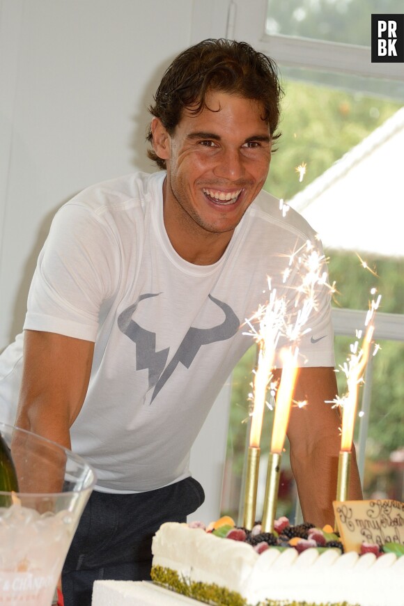Rafael Nadal souriant pour fêter ses 28 ans à Roland Garros 2014