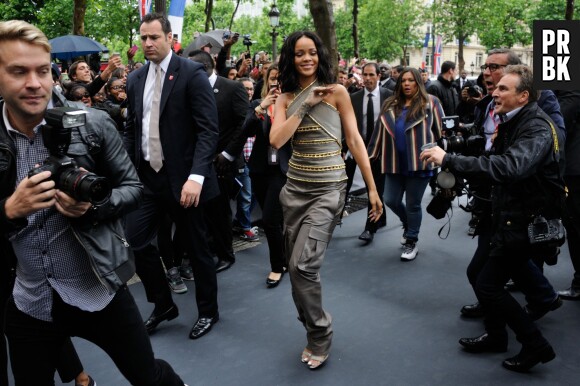 Rihanna fait coucou à ses fans sur les Champs Elysées pour présenter son parfum à Paris le 4 juin 2014