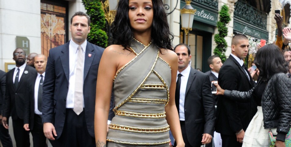  Rihanna de passage sur les Champs Elys&amp;eacute;es pour pr&amp;eacute;senter Rogue &amp;agrave; Paris le 4 juin 2014 