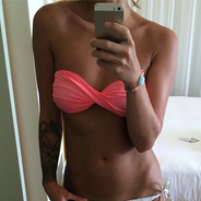 Caroline Receveur ultra sexy en petit bikini pour dévoiler son bronzage