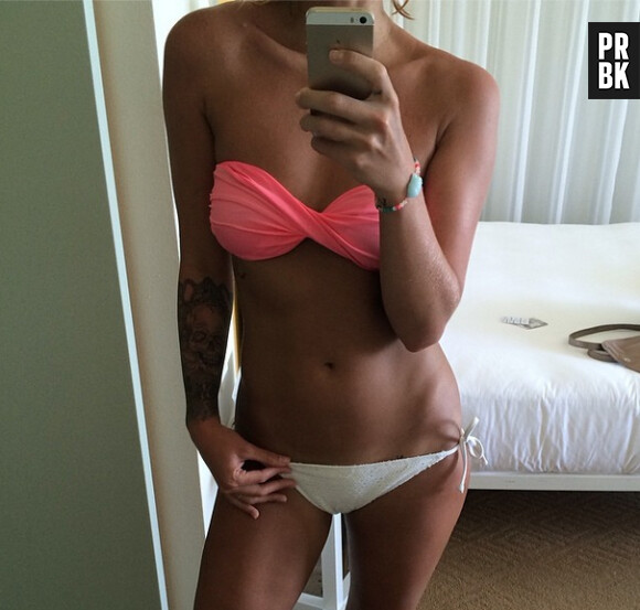 Caroline Receveur dans un tout petit bikini a Miami