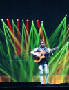 Kendji Girac sur scène pendant la tournée The Voice