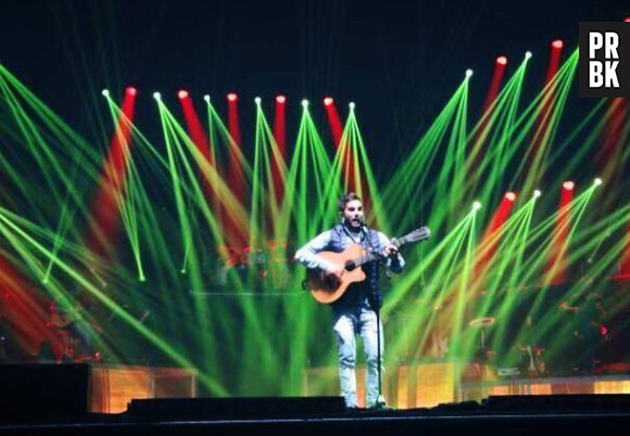 Kendji Girac sur scène pendant la tournée The Voice