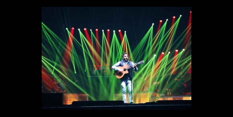 Kendji Girac sur scène pendant la tournée The Voice