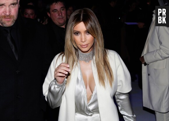 Kim Kardashian exhibe sa poitrine pendant la Fashion Week de Paris, le 21 janvier 2014