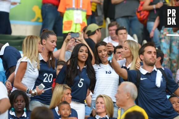 Les femmes des Bleus dans les gradins, lors du match de l'équipe de France contre l'Equateur au Mondial 2014, le 25 juin 2014