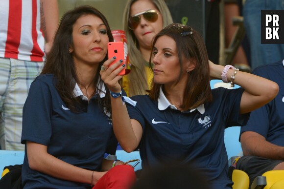 Selfie pour deux femmes de Bleus lors du match de l'équipe de France contre l'Equateur au Mondial 2014, le 25 juin 2014