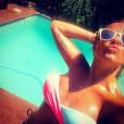 Alexia en bikini à la piscine, après le selfie, le selfsein