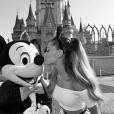 Ariana Grande embrasse Mickey à Disneyland