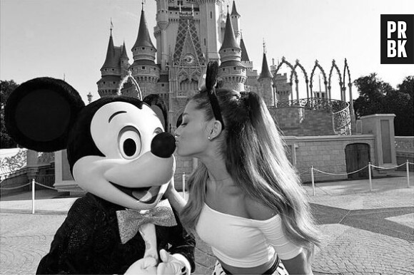 Ariana Grande embrasse Mickey à Disneyland