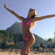 Candice Swanepoel expose son corps parfait en bikini à la plage au Brésil