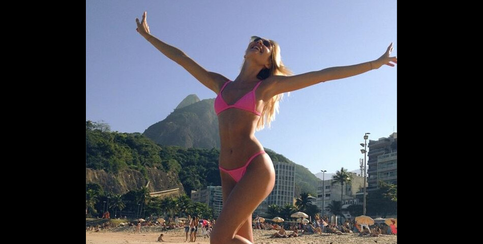 Candice Swanepoel expose son corps parfait en bikini à la plage au Brésil