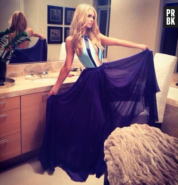 Paris Hilton joue sa princesse sexy en robe de soirée