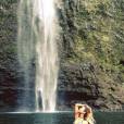 Vanessa Hudgens joue la sirène en bikini sous une cascade