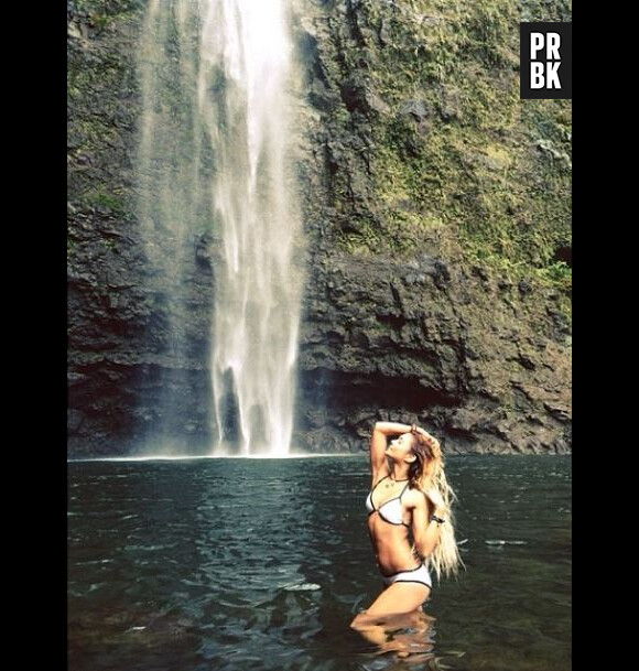 Vanessa Hudgens joue la sirène en bikini sous une cascade
