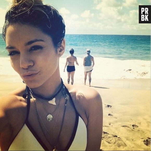 Vanessa Hudgens, selfie en bikini à la plage
