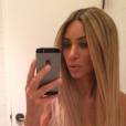 Kim Kardashian topless et blonde ? Non ! Soutien-gorge nude et perruque !
